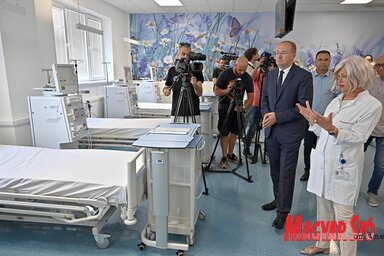 Zoran Gojkovićot a Vajdasági Klinikai Központ igazgatónője vezette körbe a felújított szárnyban (Ótos András felvétele)