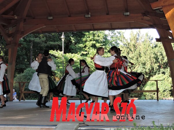 A legidősebbek az Ispiláng néptánccsoportban táncolnak