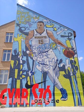 A zombori Dositej Obradović Általános Iskola falán hatalmas graffiti hirdeti: ide járt az MVP (a szerző felvétele)