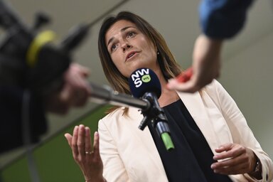 Varga Judit nyilatkozik az ülés után (Fotó: Beta/AP)