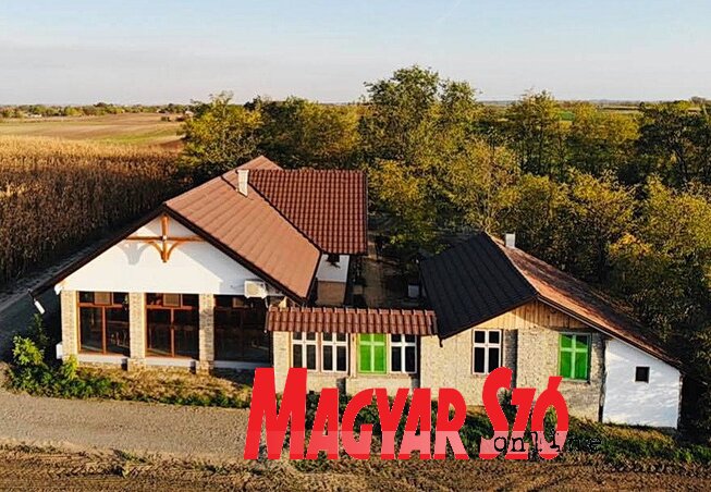 A Kátai-tanya helyszíneinek a kínálata a patinásan felújított vadásztanyával bővül, ahova kisebb csoportok jelentkezését várják A Kátai-tanya helyszíneinek a kínálata a patinásan felújított vadásztanyával bővül, ahova kisebb csoportok jelentkezését várják