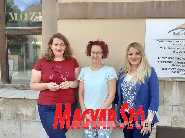 Marina Krsmanović, Topolya Község Idegenforgalmi Szervezetének igazgatóhelyettese, munkatársai, Csípe Mónika és Svetlana Brnobić társaságában, az új irodahelyiség, a valamikori Forum bejárata előtt Marina Krsmanović, Topolya Község Idegenforgalmi Szervezetének igazgatóhelyettese, munkatársai, Csípe Mónika és Svetlana Brnobić társaságában, az új irodahelyiség, a valamikori Forum bejárata előtt