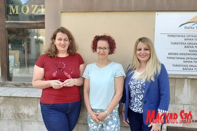 Marina Krsmanović, Topolya Község Idegenforgalmi Szervezetének igazgatóhelyettese, munkatársai, Csípe Mónika és Svetlana Brnobić társaságában, az új irodahelyiség, a valamikori Forum bejárata előtt