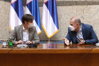 Ana Brnabić kormányfő és Zlatibor Lončar egészségügyi miniszter a egészségügyi válságstáb ülése előtt (Fotó: Beta)