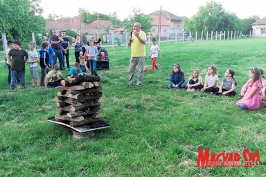 Június 4-én, Bácskossuthfalván az Összetartozás Tüze elnevezésű rendezvény fő szervezője a nagycsaládos egyesület volt, Fodor Zoltán köszöntötte a megjelenteket (Kazinczy Paszterkó Diana felvétele)