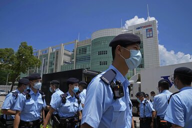 Fung Vai-kong letartóztatása után sok rendőrt vezényeltek ki az Apple Daily székháza elé (Fotó: Beta/AP)