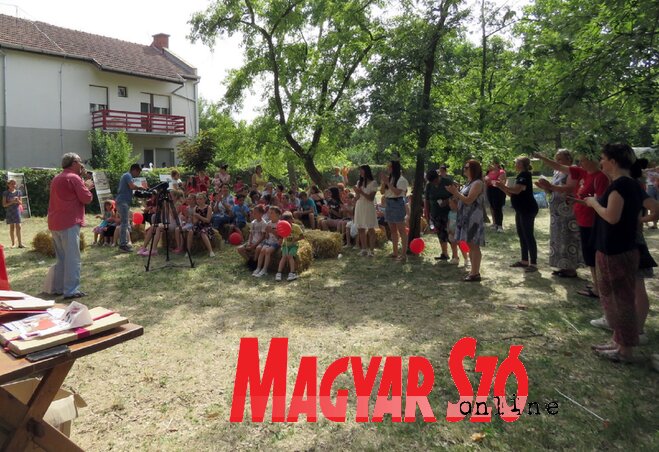 Egybegyűlt a falu apraja-nagyja (Kecskés István felvétele) Egybegyűlt a falu apraja-nagyja (Kecskés István felvétele)
