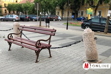 Fél lábon a márványoszlop (Fekete J. József felvétele)