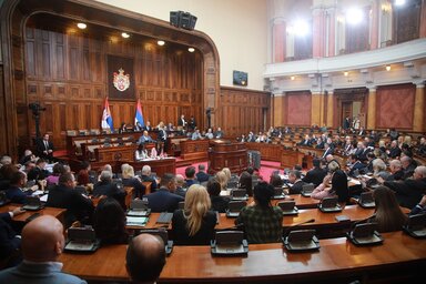 Vitáznak Belgrádban a parlamenti képviselők (Fotó: Beta)