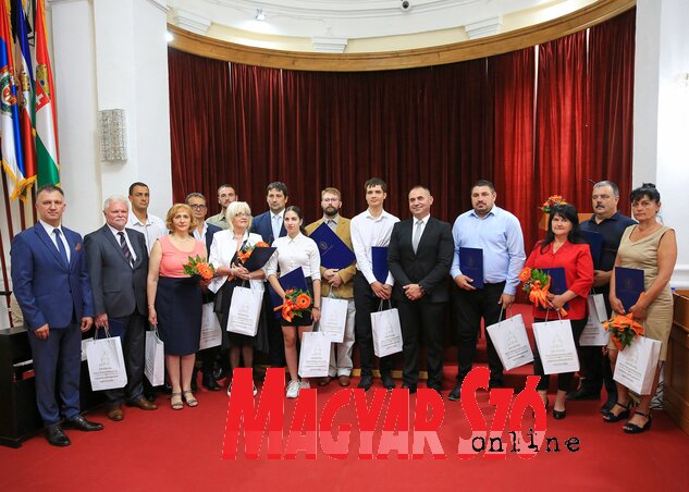 A díjazottak az önkormányzat vezetőivel (Fotó: Foto Video Studio Dobai/Csincsik Zsolt)