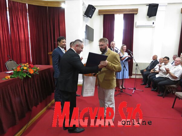 Resócki Rolland átveszi a községi díjat (Fotó: Foto Video Studio Dobai/Csincsik Zsolt) Resócki Rolland átveszi a községi díjat (Fotó: Foto Video Studio Dobai/Csincsik Zsolt)