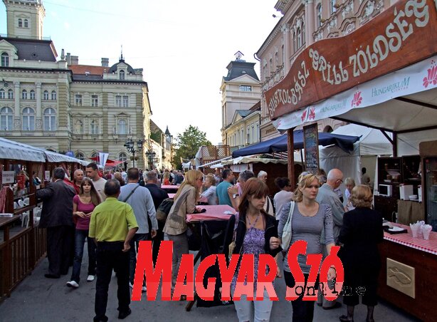 Csütörtök és péntek este is sokan ellátogattak a rendezvényre (Dávid Csilla felvétele) Csütörtök és péntek este is sokan ellátogattak a rendezvényre (Dávid Csilla felvétele)