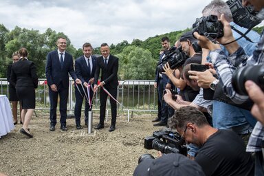 Ünnepélyes alapkőletétel: Rétvári Bence államtitkár, Andrej Doležal és Szijjártó Péter (Fotó: MTI)
