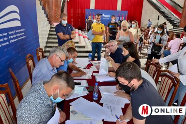 A szerződések aláírása (Fotó: Dávid Csilla)