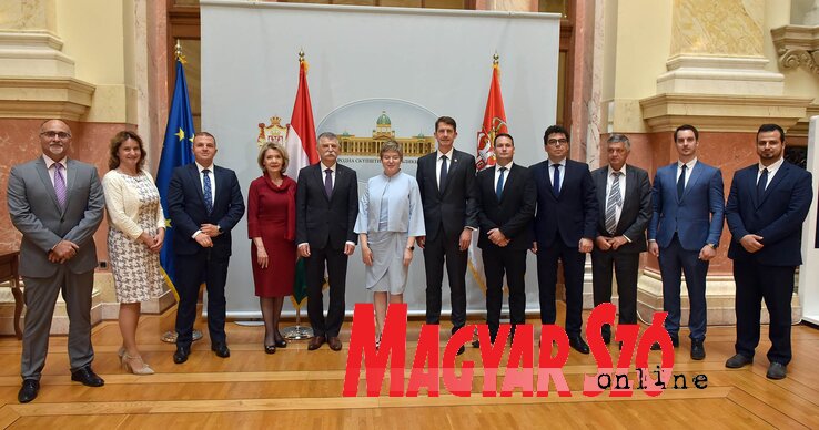 Kövér László és kísérete a Vajdasági Magyar Szövetség parlamenti képviselőivel (Ótos András felvétele) Kövér László és kísérete a Vajdasági Magyar Szövetség parlamenti képviselőivel (Ótos András felvétele)
