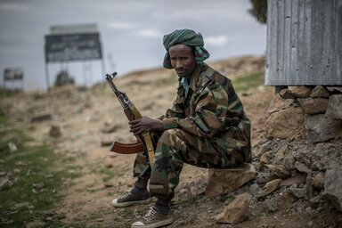 A Tigréi Népi Felszabadítási Front (TPLF) harcosa őrködik Hawzen falu környékén (Fotó: Beta/AP)