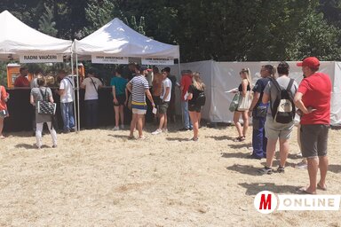 A koronavírustesztek és a jegyátvételt minél hamarabb érdemes elvégezni, mert a rendezvény az idén nézőszámkorlátos lesz. A fotó a péterváradi fogadósátor előtt készült tegnap kora délután