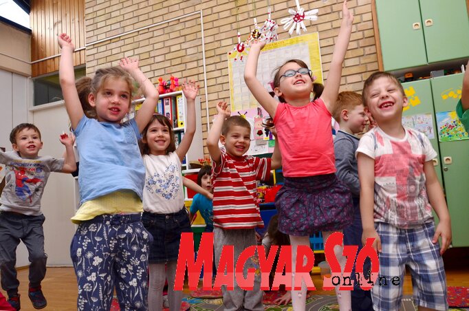 Az óvodák a koronavírus-járvány alatt is zökkenőmentesen dolgoznak, a gyermekintézmény idejében tájékoztatja a szülőket a legújabb helyzetről. A fotó még a „gond és szájmaszk nélküli” időkben készült (Dávid Csilla illusztrációja)
