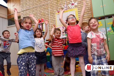 Az óvodák a koronavírus-járvány alatt is zökkenőmentesen dolgoznak, a gyermekintézmény idejében tájékoztatja a szülőket a legújabb helyzetről. A fotó még a „gond és szájmaszk nélküli” időkben készült (Dávid Csilla illusztrációja)