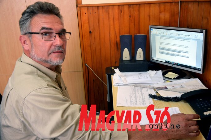 Modovány Attila: „Még 5–6 kilométernyi kerítést kellene felújítani az erdőgazdaságnak, de sehogyan sem haladnak vele” (Dávid Csilla felvétele) Modovány Attila: „Még 5–6 kilométernyi kerítést kellene felújítani az erdőgazdaságnak, de sehogyan sem haladnak vele” (Dávid Csilla felvétele)