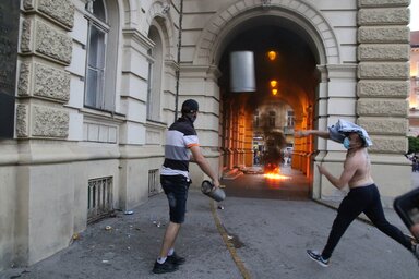 Az újvidéki városházát megrongáló huligánokat a mai napig nem büntették meg (Ótos András felvétele)