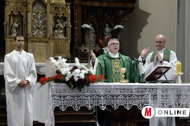 Szöllősi Róbert ministráns, az együtt miséző Erhard Róbert és Józsa Gáspár atya