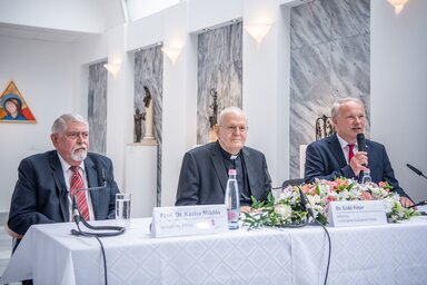 Kásler Miklós, Erdő Péter és Monszpart Zsolt (Fotó: MTI)