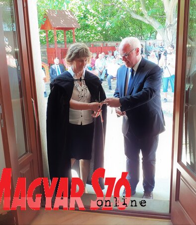 Hajnal Jenő és Csányi Erzsébet felavatják mozgáskészség-fejlesztő termet Hajnal Jenő és Csányi Erzsébet felavatják mozgáskészség-fejlesztő termet