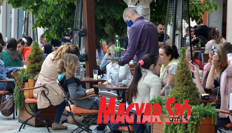 A kávézók, vendéglők tulajdonosai biztos nem örülnek, hogy a hétvégén (kényszer)pihenőre kárhoztatták őket (Ótos András felvétele) A kávézók, vendéglők tulajdonosai biztos nem örülnek, hogy a hétvégén (kényszer)pihenőre kárhoztatták őket (Ótos András felvétele)