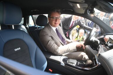 Pancsovai látogatása során Vučić személyesen is megismerkedett egy autó fedélzeti számítógépének működésével (Fotó: Beta)