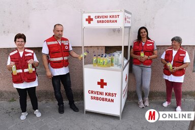 Vizet, üdítőt és gyermektápot osztottak Szenttamás utcáin (Paraczky László felvétele)