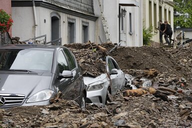 A megáradt Nahma folyó Hagenben rengeteg törmeléket rakott le az utcákon (Fotó: AP via Beta)