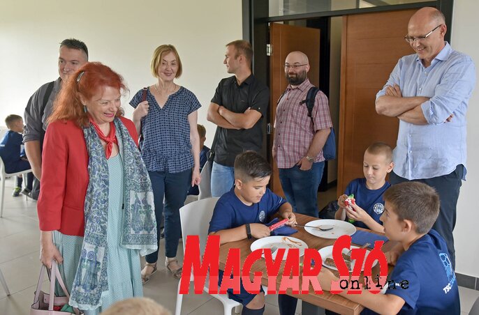 Varjú Márta főszerkesztőnk és Zsemberi János, a TSC elnöke a táborozó gyerekeket épp ebéd közben találta (Ótos András felvétele) Varjú Márta főszerkesztőnk és Zsemberi János, a TSC elnöke a táborozó gyerekeket épp ebéd közben találta (Ótos András felvétele)