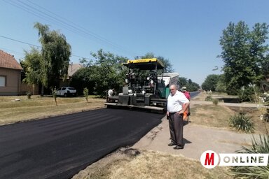 Aszfaltozás a Petőfi Sándor utcában. Fehér ingben Valka Károly, Kúla község alpolgármestere (Paraczky László felvétele)