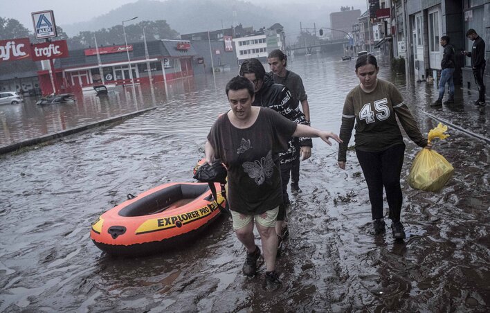 Liege-ben a Meuse ugyan már nem áradt tovább, a helyzet így is elkeserítő (Fotó: AP via Beta)