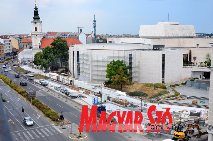 A Szerb Nemzeti Színház környékén már hosszú hónapok óta nagyon nehézkes a közlekedés, mert folynak a központ felújítási munkálatai, amelyek a tervek szerint november végén befejeződnek