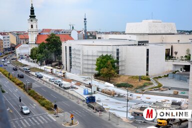 A Szerb Nemzeti Színház környékén már hosszú hónapok óta nagyon nehézkes a közlekedés, mert folynak a központ felújítási munkálatai, amelyek a tervek szerint november végén befejeződnek