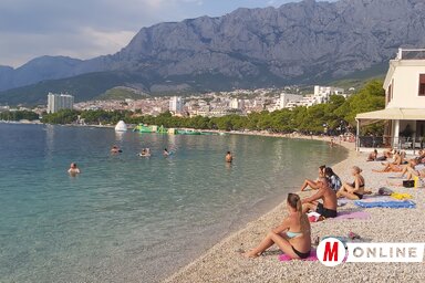 Ma 18 órától kötelezően jelentkezniük kell az egészségügyi elektronikus nyilvántartásba azoknak, akik a járványügyi szempontból kockázatosnak számító országból térnek haza. Horvátországot is e rizikófaktoros országok között tartják számon. Fentebb egy friss felvétel a makarskai strandról (Ótos András felvétele)