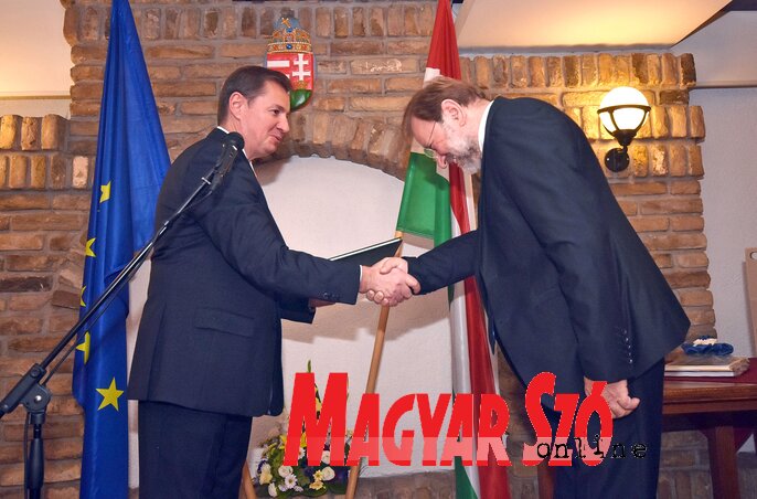 A Magyar Érdemrend Lovagkeresztje kitüntetést 2017-ben vehette át Magyarország Szabadkai Főkonzulátusán (Fotó: Gergely Árpád) A Magyar Érdemrend Lovagkeresztje kitüntetést 2017-ben vehette át Magyarország Szabadkai Főkonzulátusán (Fotó: Gergely Árpád)