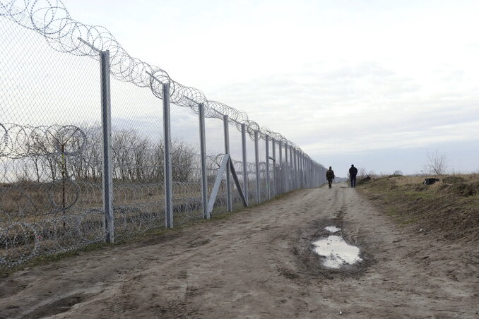 A kerítéssel védett magyar–szerb határszakasz (Fotó: MTI)
