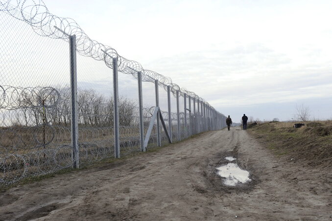 A kerítéssel védett magyar–szerb határszakasz (Fotó: MTI) A kerítéssel védett magyar–szerb határszakasz (Fotó: MTI)