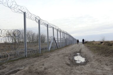 A kerítéssel védett magyar–szerb határszakasz (Fotó: MTI)