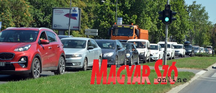 A Távfűtő Művek szokásos, nyári, átfogó felújítási munkálatokba kezdett, az elavult vezetékeket újakra cserélik, ezért városszerte utcalezárások, forgalomkorlátozások nehezítik meg a közleke A Távfűtő Művek szokásos, nyári, átfogó felújítási munkálatokba kezdett, az elavult vezetékeket újakra cserélik, ezért városszerte utcalezárások, forgalomkorlátozások nehezítik meg a közleke
