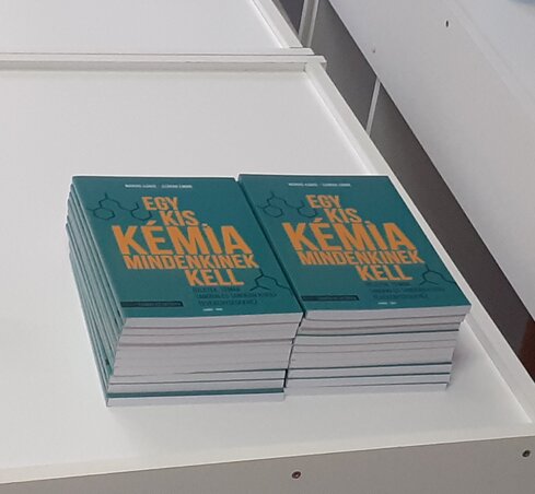 A kötet nemcsak a diákoknak, hanem a felnőtteknek is tartogat érdekességeket (Fotó: Fúró Dénes) A kötet nemcsak a diákoknak, hanem a felnőtteknek is tartogat érdekességeket (Fotó: Fúró Dénes)
