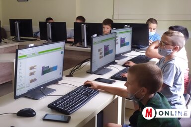 Az alsósok a mobiltelefonos alkalmazások létrehozásába nyernek betekintést (Fotó: Szalma Brigitta)