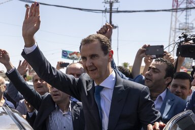 Bassár el-Aszad támogatói között a májusi elnökválasztás előtt (Fotó: AP via Beta)