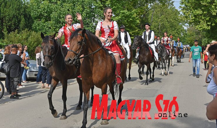Szép lányok a nyeregben Szép lányok a nyeregben