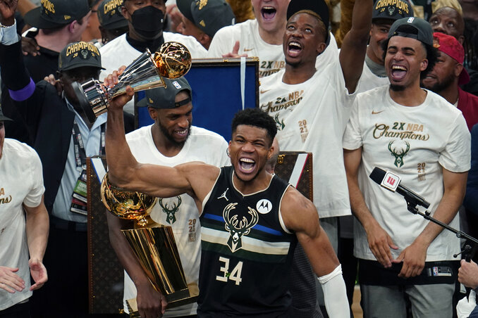 Az ünneplő Giannis a döntő-MVP-nek járó trófeájával, mögötte Middleton a bajnoki serleggel (Fotó: Beta/AP) Az ünneplő Giannis a döntő-MVP-nek járó trófeájával, mögötte Middleton a bajnoki serleggel (Fotó: Beta/AP)