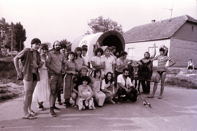 1983-ban Gyurkó László Don Quijote c. darabja volt műsoron, a zenét a Kaláka együttes szerezte és játszotta, a nagy csoportképen a bal oldalon Becze Gábor és Gryllus Dániel, a Kaláka együttes két tagja, jobbról pedig az a szakállas, aki integet, Soltis Lajos (Fotó: Dormán László)