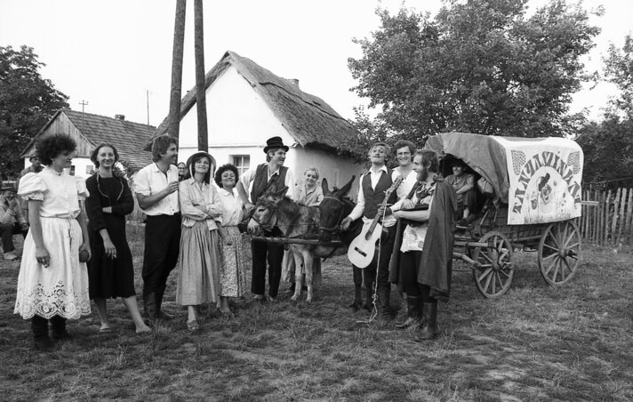 A Kispesten 1979-ben készült csoportképen balról jobbra: Kelemen Etelka, Bicskei Elizabetta, Takács Imre, Tallós Zsuzsa, Sziráczky Katalin, Vencel Valentin, Földi László, Kovács Frigyes, Hernyák György és a bakon, a szekéren Gere Vilmos „Vilmus”, aki haláláig a két szamárral végigjárta az utat minden nyáron a színészekkel